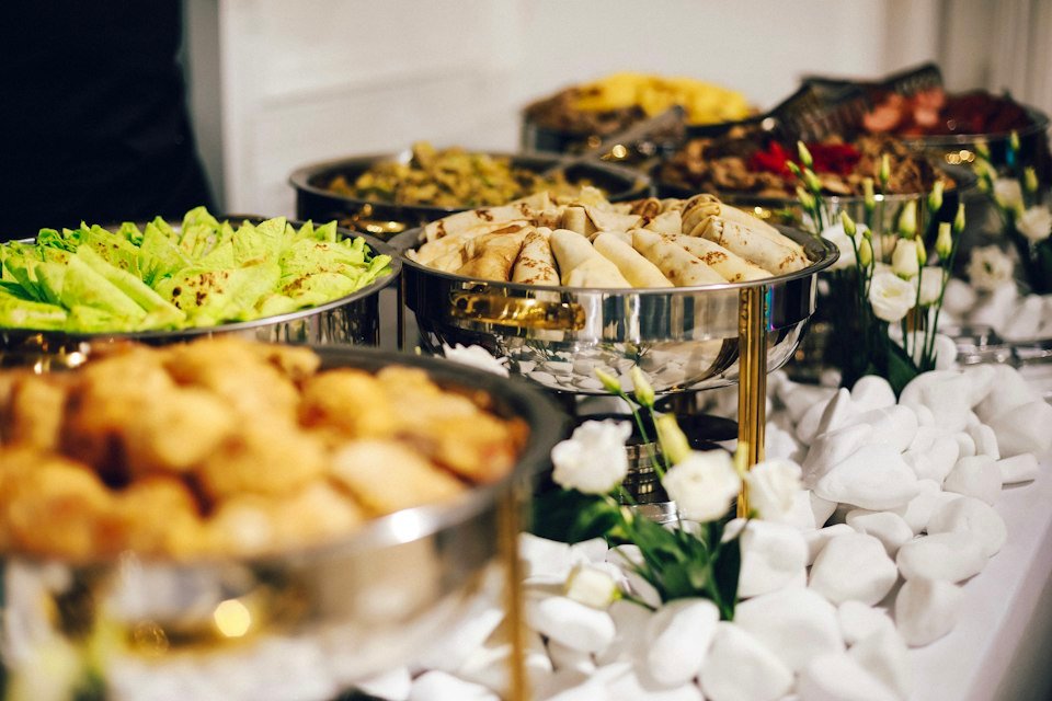 Mesa de catering con variedad de platos, imagen de la web de Exquisito Lunchtime